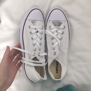 White converse low tops